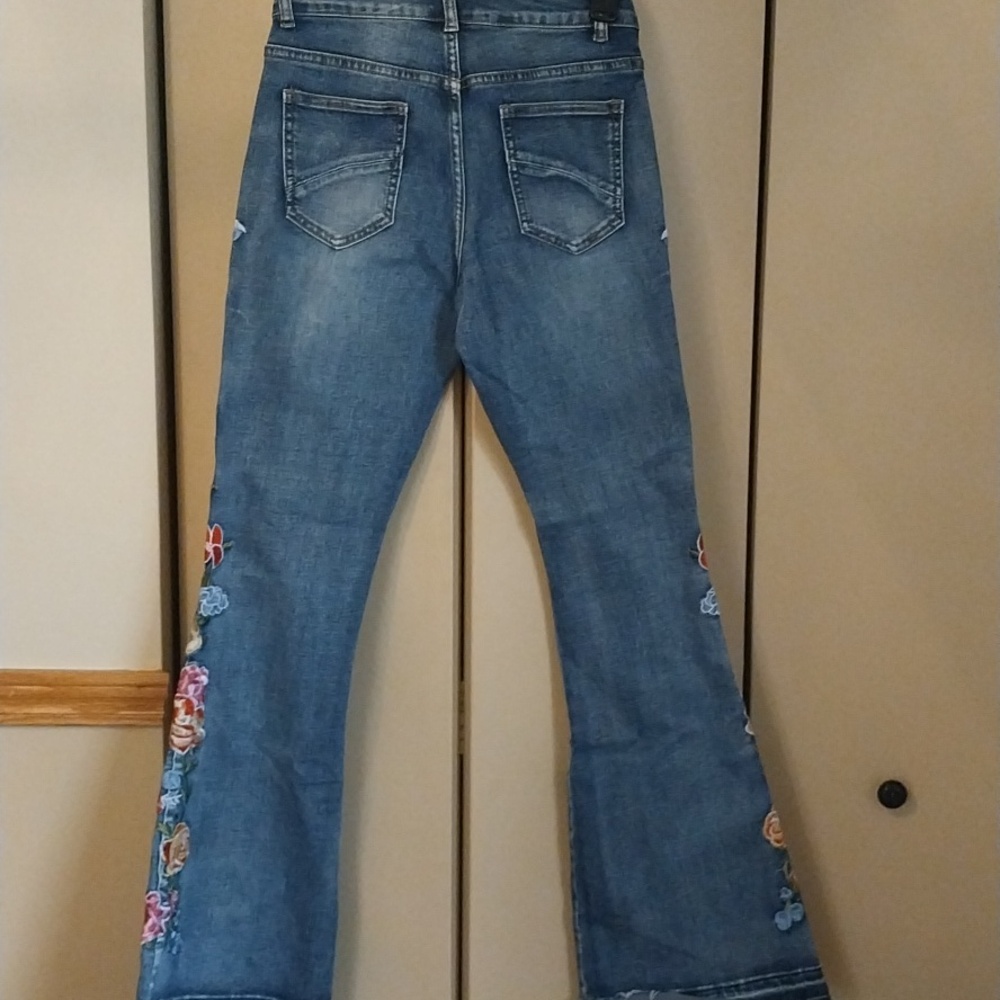 Super Cute Floral Flare Jeans. Size 4 - Picture 7 of 13